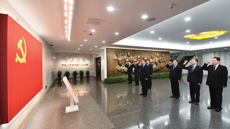 2017年10月31日，中共中央總書記、國家主席、中央軍委主席習近平帶領(lǐng)中共中央政治局常委李克強、栗戰(zhàn)書、汪洋、王滬寧、趙樂際、韓正，瞻仰上海中共一大會址和浙江嘉興南湖紅船。這是31日上午，在上海中共一大會址紀念館，習近平帶領(lǐng)其他中共中央政治局常委同志一起重溫入黨誓詞。 
