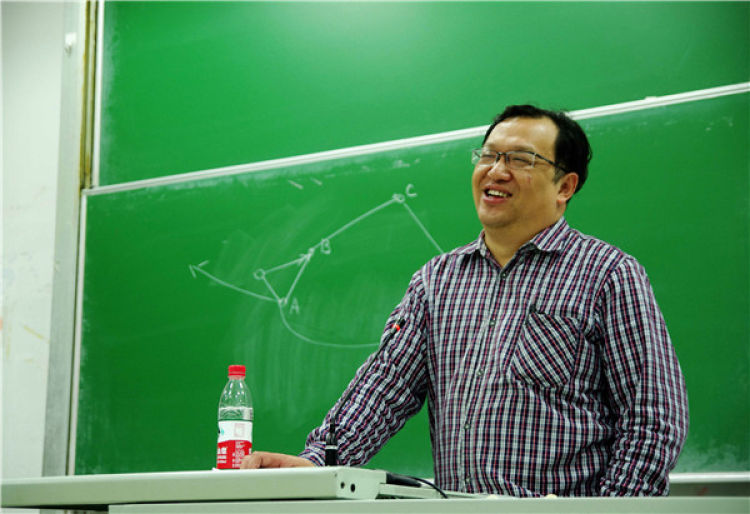 鐘揚在復(fù)旦大學(xué)講課（2014年5月5日攝）。 新華社發(fā)