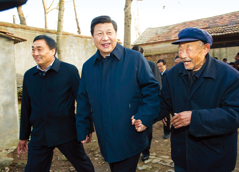 　2013年11月24日至28日，中共中央總書記、國家主席、中央軍委主席習(xí)近平在山東考察。 這是25日下午，習(xí)近平在地處沂蒙老區(qū)的臨沭縣曹莊鎮(zhèn)朱村親切地拉著83歲的“老支前”王克昌的手去他家看望。 新華社記者 謝環(huán)馳/攝
