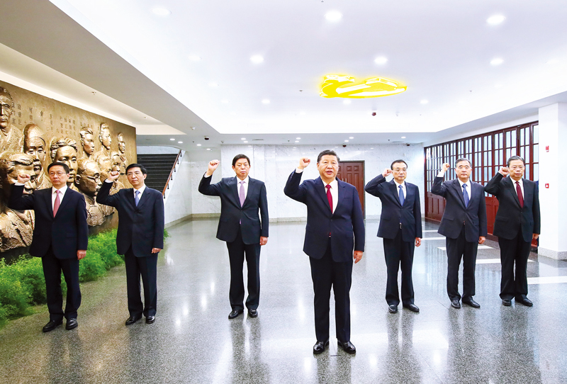 　2017年10月31日，中共中央總書記、國家主席、中央軍委主席習(xí)近平帶領(lǐng)中共中央政治局常委李克強(qiáng)、栗戰(zhàn)書、汪洋、王滬寧、趙樂際、韓正，瞻仰上海中共一大會址和浙江嘉興南湖紅船。這是31日上午，在上海中共一大會址紀(jì)念館，習(xí)近平帶領(lǐng)其他中共中央政治局常委同志一起重溫入黨誓詞。 新華社記者 蘭紅光/攝
