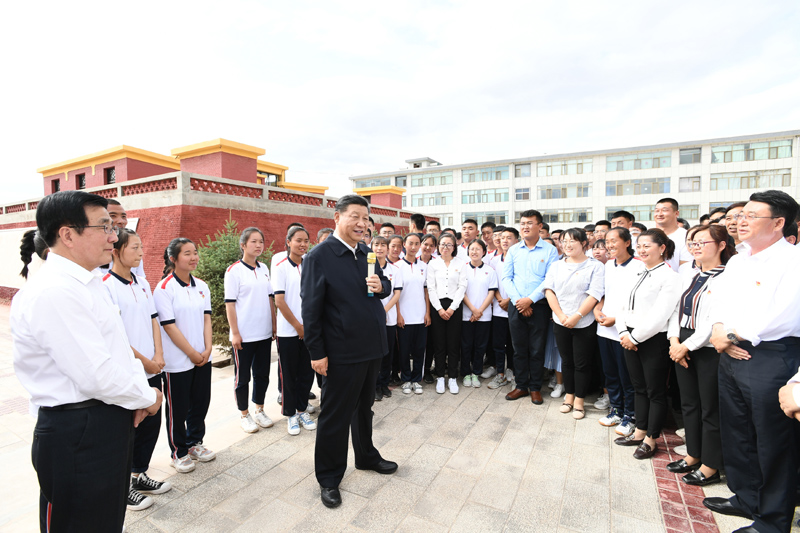 8月19日至22日，中共中央總書記、國家主席、中央軍委主席習(xí)近平在甘肅考察。這是20日下午，習(xí)近平在張掖市山丹培黎學(xué)校同師生親切交流。