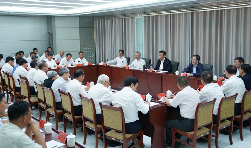8月19日至22日，中共中央總書記、國家主席、中央軍委主席習(xí)近平在甘肅考察。這是19日下午，習(xí)近平在敦煌研究院同有關(guān)專家、學(xué)者和文化單位代表座談并發(fā)表重要講話。