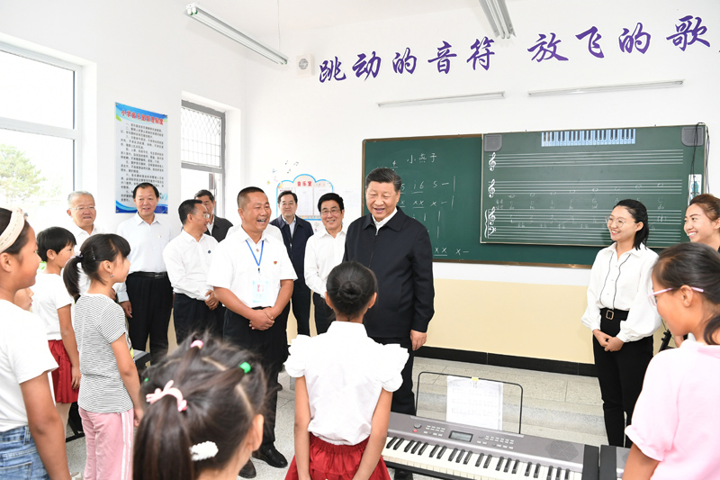 8月19日至22日，中共中央總書記、國家主席、中央軍委主席習(xí)近平在甘肅考察。這是21日上午，習(xí)近平在武威市古浪縣黃花灘生態(tài)移民區(qū)富民新村富民小學(xué)的音樂教室，認(rèn)真觀看正在進(jìn)行的音樂課教學(xué)。