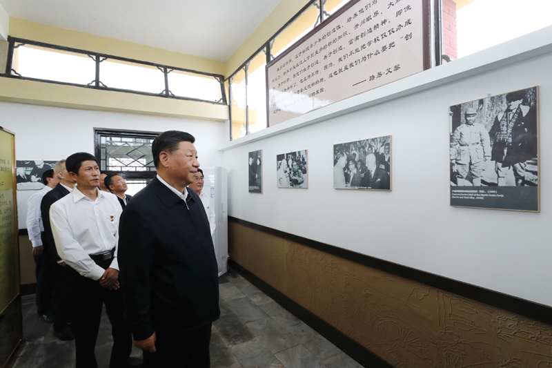8月19日至22日，中共中央總書記、國家主席、中央軍委主席習(xí)近平在甘肅考察。這是20日下午，習(xí)近平在張掖市山丹培黎學(xué)校參觀學(xué)校創(chuàng)辦人路易·艾黎故居。