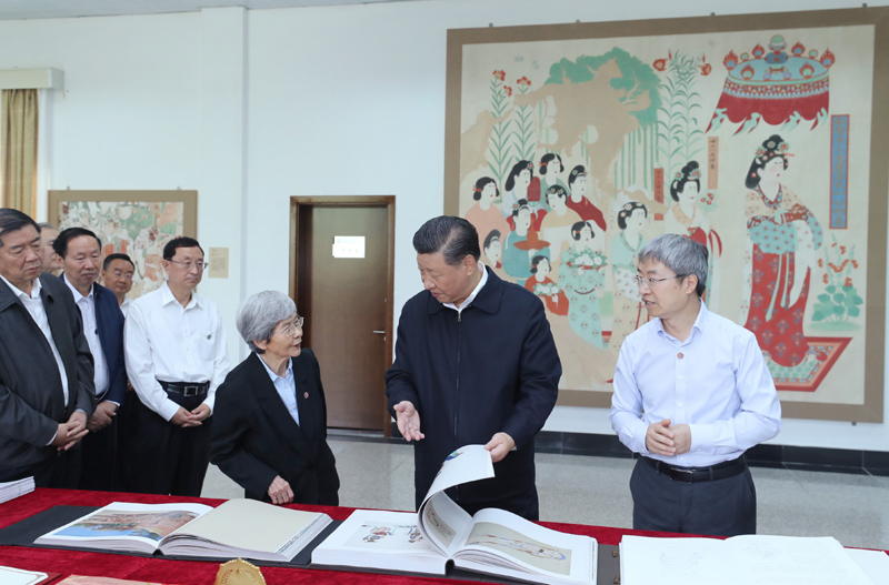8月19日至22日，中共中央總書記、國家主席、中央軍委主席習(xí)近平在甘肅考察。這是19日下午，習(xí)近平在敦煌研究院察看珍藏文物和學(xué)術(shù)成果展示，了解文物保護(hù)和研究、弘揚(yáng)優(yōu)秀歷史文化情況。
