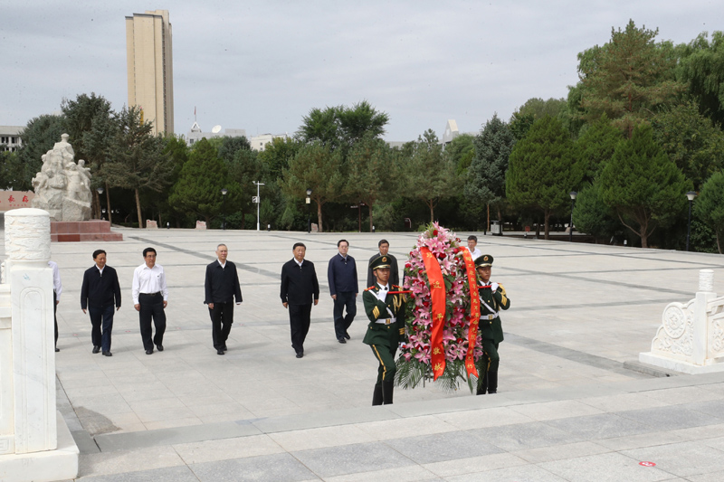 8月19日至22日，中共中央總書記、國家主席、中央軍委主席習(xí)近平在甘肅考察。這是20日上午，習(xí)近平來到張掖市高臺縣，瞻仰中國工農(nóng)紅軍西路軍紀(jì)念碑，向革命先烈敬獻(xiàn)花籃。