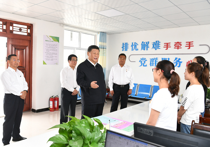 8月19日至22日，中共中央總書記、國家主席、中央軍委主席習(xí)近平在甘肅考察。這是21日上午，習(xí)近平在武威市古浪縣黃花灘生態(tài)移民區(qū)富民新村黨群服務(wù)中心考察。