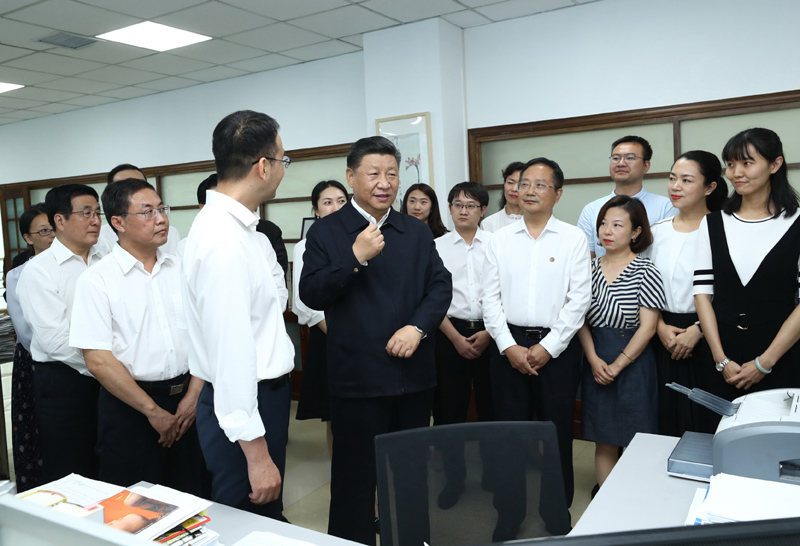 8月19日至22日，中共中央總書記、國家主席、中央軍委主席習(xí)近平在甘肅考察。這是21日下午，習(xí)近平在《讀者》編輯部同工作人員交流，勉勵他們?yōu)槿嗣裉峁└鄡?yōu)秀精神食糧。