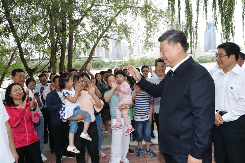8月19日至22日，中共中央總書記、國家主席、中央軍委主席習(xí)近平在甘肅考察。這是21日下午，習(xí)近平在蘭州市黃河治理蘭鐵泵站項目點同正在休閑的群眾親切交談。