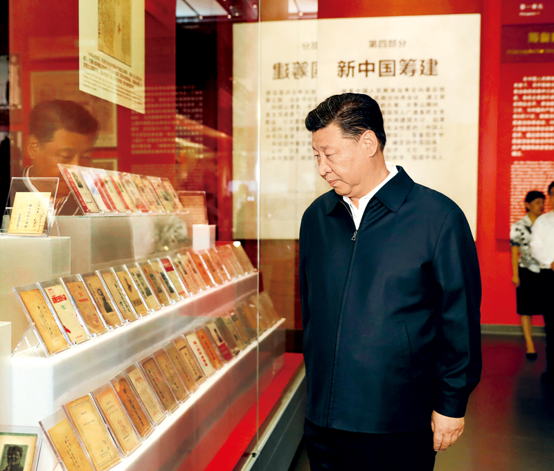 2019年9月12日，中共中央總書記、國(guó)家主席、中央軍委主席習(xí)近平視察中共中央北京香山革命紀(jì)念地。這是習(xí)近平在香山革命紀(jì)念館參觀《為新中國(guó)奠基》主題展覽。 新華社記者 黃敬文/攝