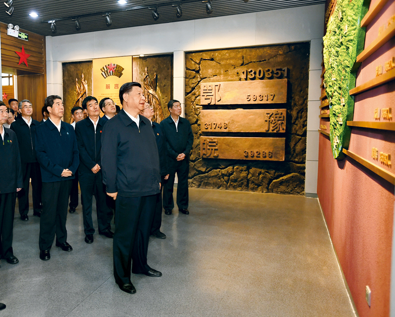 2019年9月16日至18日，中共中央總書記、國(guó)家主席、中央軍委主席習(xí)近平在河南考察。這是16日下午，習(xí)近平來到位于信陽市新縣的鄂豫皖蘇區(qū)首府烈士陵園，瞻仰革命烈士紀(jì)念堂。 新華社記者 謝環(huán)馳/攝