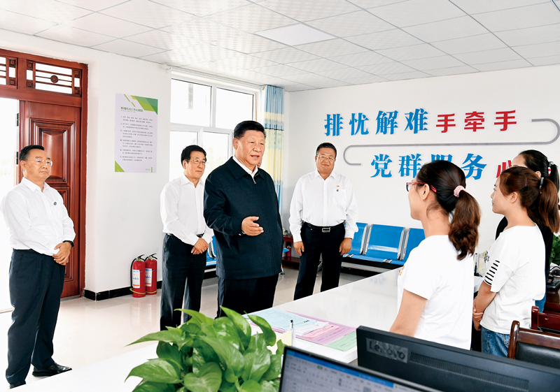 2019年8月19日至22日，中共中央總書記、國(guó)家主席、中央軍委主席習(xí)近平在甘肅考察。這是21日上午，習(xí)近平在武威市古浪縣黃花灘生態(tài)移民區(qū)富民新村黨群服務(wù)中心考察。 新華社記者 謝環(huán)馳/攝