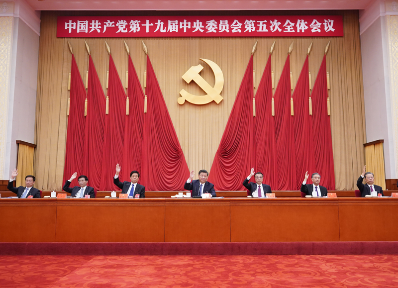 中國共產(chǎn)黨第十九屆中央委員會第五次全體會議，于2020年10月26日至29日在北京舉行。這是習(xí)近平、李克強、栗戰(zhàn)書、汪洋、王滬寧、趙樂際、韓正等在主席臺上。新華社記者 王曄 攝