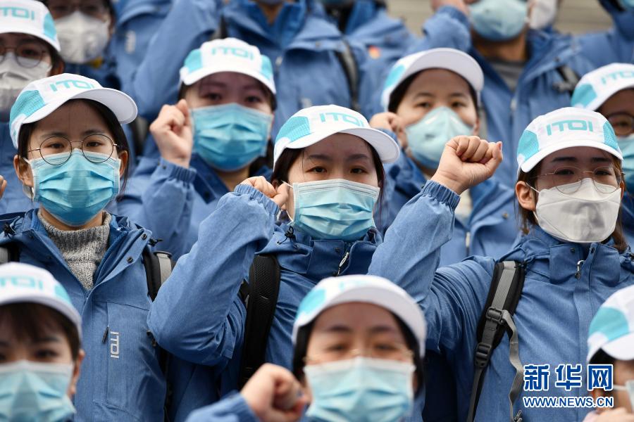 2020年2月9日，在山東濟南，山東大學第二醫(yī)院支援湖北抗疫國家醫(yī)療隊中的黨員在出發(fā)前重溫入黨誓詞。新華社記者 朱崢 攝