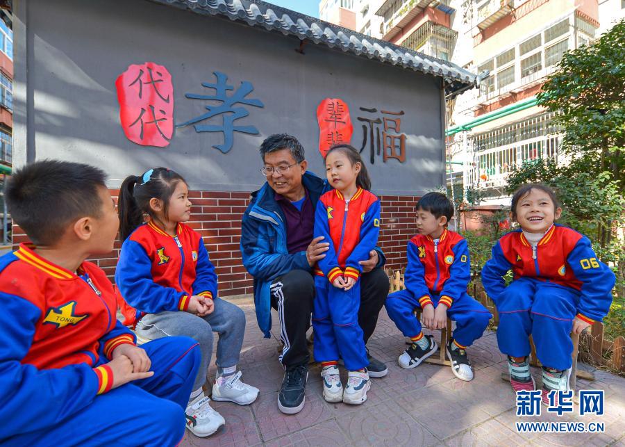 2020年11月2日，在河北邯鄲市邯山區(qū)中華南四號小區(qū)，宣講員在向孩子們講家風家訓故事。新華社記者 王曉 攝