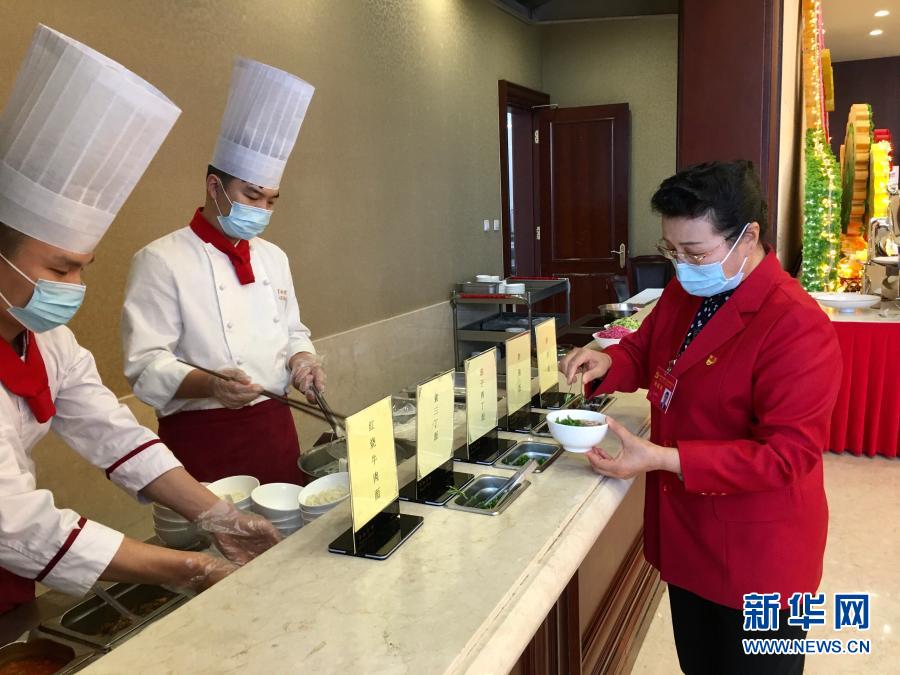 2020年10月29日，受邀列席黨的十九屆五中全會的基層社區(qū)工作者吳亞琴在京西賓館餐廳取了一份小碗面。她表示：“盛面的碗也都是小碗，吃多少打多少?！毙氯A社記者 朱基釵 攝